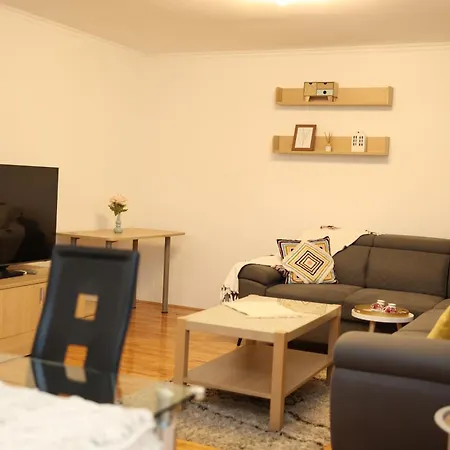 Prostrani Stan Apartman *