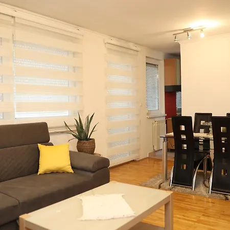Prostrani Stan Apartman *